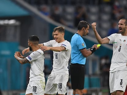 Los jugadores italianos celebran la victoria tras el pitido final de su partido de cuartos contra Bélgica.