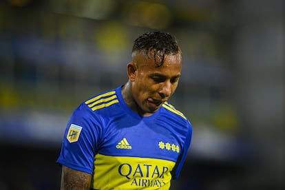 El futbolista colombiano, Sebastián Villa, jugando para Boca Juniors en un partido de Copa Libertadores, el 20 de abril de 2020.