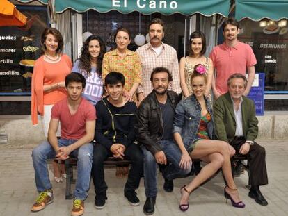 El reparto de 'Vivo cantando' posa en el plató de la serie.