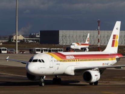 Un avi&oacute;n de Iberia en el aeropuerto de Madrid, durante la huelga.