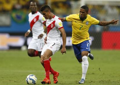 Douglas Costa abriu o placar contra o Peru.