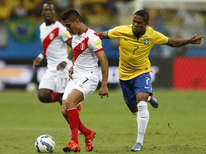 Douglas Costa abriu o placar contra o Peru.