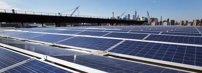 Placas solares sobre un edificio de la Armada estadounidense en Nueva York. 