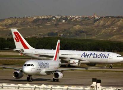 Aviones de Air Madrid en el aeropuerto de Barajas, Madrid.