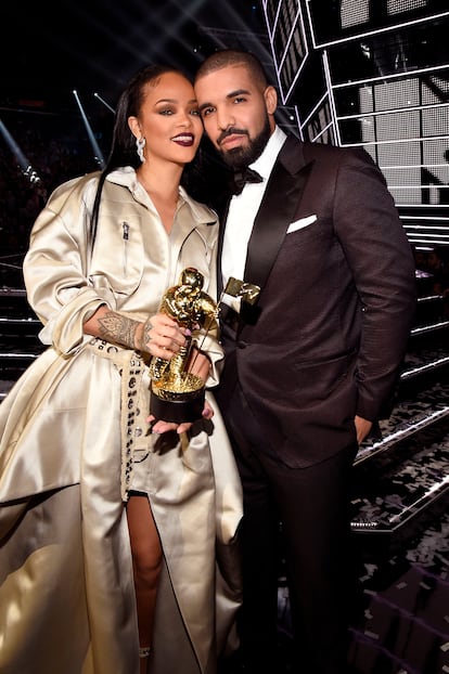 Rihanna y Drake. Se especuló durante mucho tiempo sobre si la admiración que se profesaban los dos artistas trascendía el mero espectro profesional, y ellos se encargaron de confirmarlo durante el corto, pero intenso, verano de 2016. Flirteos en Instagram, tatuajes a juego, besos en los conciertos del canadiense y declaraciones de amor en los premios de la MTV no acabaron de fructificar en nada sólido. Cuando llegó el otoño, a Drake ya se le relacionaba con Jennifer Lopez.