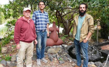 De izquierda a derecha, el dueño de la finca, Guillermo Riestra, Iván Gilla y un exvoluntario.