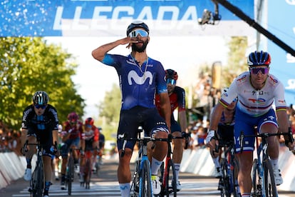 Gaviria homenajea a su sponsor al cruzar la meta de Barreal.