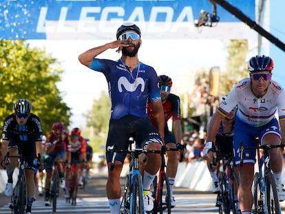 Gaviria homenajea a su sponsor al cruzar la meta de Barreal.