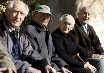 En la imagen, un grupo de ancianos.
