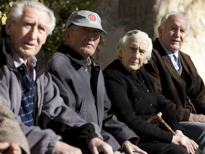 En la imagen, un grupo de ancianos. 