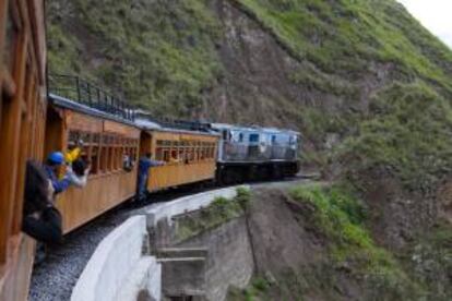 Fotografía tomada en febrero de 2011 en la que se registró a varios turistas que viajaban a bordo de un tren cerca de Alausí (Ecuador). EFE/Archivo