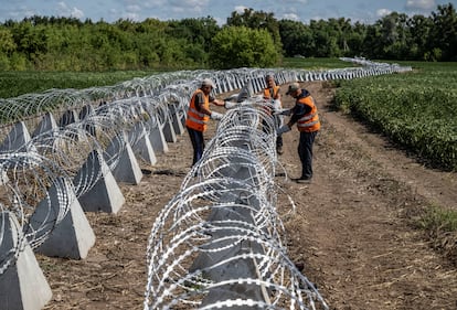 Instalación de estructuras antitanques, llamadas "dientes de dragón", y alambre de púas, en la región ucrania de Sumi, este miércoles.