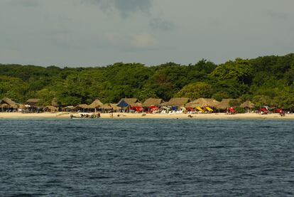 Barú e Islas del Rosario es una de las joyas del Caribe colombiano. Isla Barú es el tipo de destino de playa idílico que la mayoría de los viajeros piensan que van a encontrar al aterrizar en la bulliciosa ciudad de Cartagena, a solo una hora hacia el norte. Allí no lo encontrarán, pero sí en otros lugares cercanos, como esta isla larga y delgada, separada del continente por el canal del Dique, un lugar donde el agua turquesa se desliza contra la arena blanca, los chupitos de aguardiente fluyen y los masajistas recorren la playa en busca de clientes. Playa Blanca es un destino popular, con sus chiringuitos y vendedores de comida, aunque no muy lejos hay otros arenales más apartados y tranquilos, como playa Manglares o playa Puntilla. Justo frente de la costa de Barú se encuentran las aún más apartadas Islas del Rosario, un parque nacional que protege uno de los sistemas de arrecifes de coral más importantes de la costa caribeña de Colombia. Estas 27 pequeñas islas e islotes coralinos atraen a buceadores y practicantes de esnórquel por igual. En las dos más desarrolladas, isla Grande e isla del Rosario, hay hoteles, restaurantes y tranquilas lagunas interiores. Muchas de las islas más pequeñas del Rosario son propiedad de un solo hotel, aunque los visitantes pueden comprar pases de un día para disfrutar de una experiencia en una isla privada con comodidades de lujo.