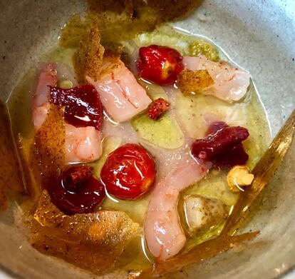 GAMBAS CON FRUTOS SECOS, TOMATITOS Y MINI SETAS AL ZUMO DE UVA ESPINA / CAPEL