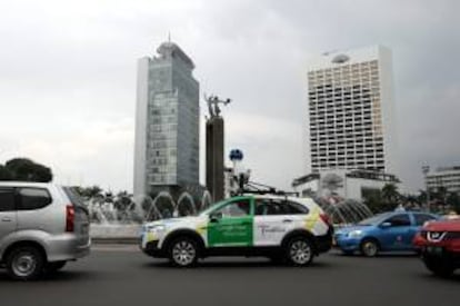 Vista de una cámara de "street view" sobre un coche de Google circulando por las calles de Yakarta, Indonesia. EFE/Archivo