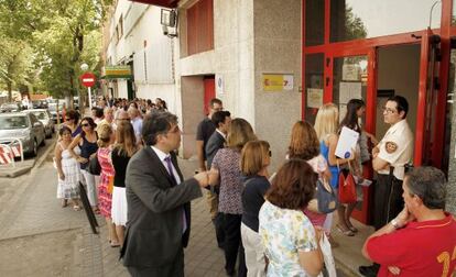 Cola ante una oficina de la Seguridad Social este miércoles en Madrid.