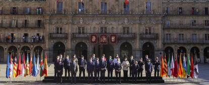 El rey Felipe y el presidente del Gobierno, Pedro Sánchez, junto a los presidentes autonómicos.