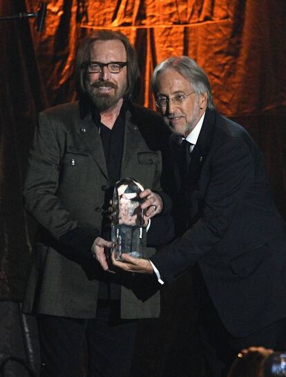 Tom Petty (i) y Neil Portnown (d), presidente de NARAS, durante el homenaje a Persona del Año de la fundación MusiCares en Los Ángeles el 10 de febrero de 2017.