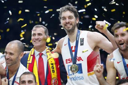 El Rey celebra con Pau Gasol el titulo de campeones de Europa