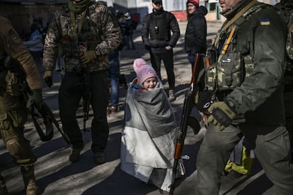 Una niña espera su turno para ser evacuada de la ciudad de Irpin. “La cantidad de refugiados de Ucrania, trágicamente, ha alcanzado los 2,5 millones hoy. También estimamos que alrededor de dos millones de personas están desplazadas internamente en Ucrania”, ha escrito en un tuit el alto comisionado de Naciones Unidas para los Refugiados (Acnur), Filippo Grandi. Según la ONU, se trata del éxodo más rápido en Europa desde la II Guerra Mundial.