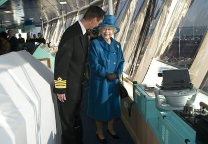 La reina Isabel, acompañada por el capitán Chris Wells, visita el puente de mandos del Queen Elizabeth tras su inauguración