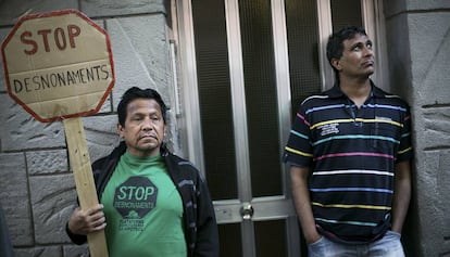 Dues persones de la PAH es manifesten contra un desnonament a Santa Coloma de Gramenet.