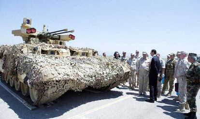 Bachar el Asad visita una base rusa en el oeste de Siria en una imagen sin fechar.