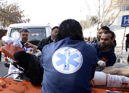 El portavoz de la Policía de Kabul, Basir Mujahid, confirmó que "un suicida con un coche cargado de explosivos trató de penetrar en el complejo (del Ministerio), pero fue identificado por la Policía a la entrada e hizo detonar el vehículo". En la imagen, un herido es trasladado al hospital tras la explosión, el 27 de enero de 2018.