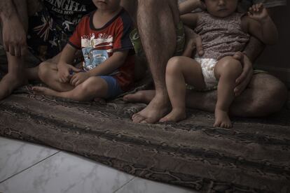 En el piso de Tamim viven siete niños que no pueden salir a jugar a la calle ni están escolarizados.