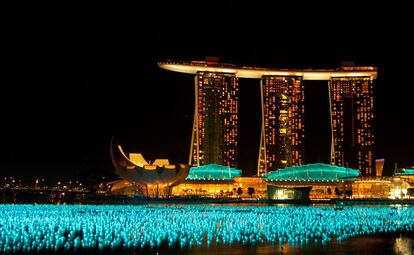 De todas las metrópolis asiáticas, Singapur es la más glamurosa y futurista, con edificios como el hotel-casino Marina Bay Sands (en la foto), tres torres unidas por una gran terraza, y los Gardens by the Bay, un gran jardín tropical de superárboles (miden 18 metros y medio de altura) conectados por pasarelas.