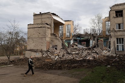 Un vecino pasa ante la escuela número 15 de Kramatorsk, destruida por un misil balístico ruso. 