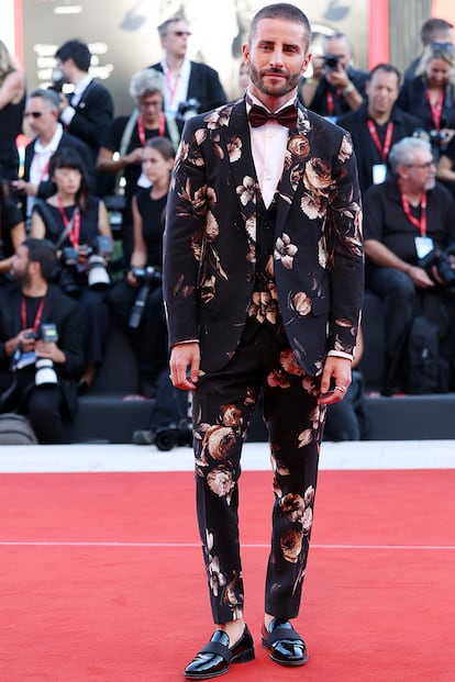 El español Pelayo Díaz no se ha perdido el estreno de No te preocupes querida. Lució un traje con estampado floral.