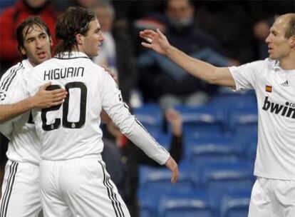 Raúl, Higuaín y Robben celebran un gol en la Liga de Campeones.