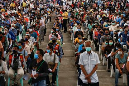 Una multitud espera para recibir ayuda financiera, una de las medidas del Gobierno de Tailanda en su lucha contra la covid-19, en Bangkok.