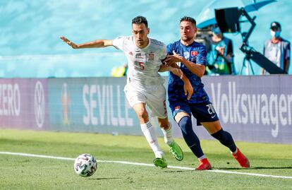 Busquets trata de marcharse del eslovaco Mak durante el España-Eslovaquia disputado el pasado miércoles en el estadio La Cartuja de Sevilla. / ALEJANDRO RUESGA