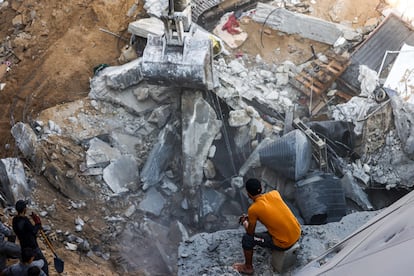 Un hombre observa los trabajos de desescombro de una zona residencial, este martes en Rafah.