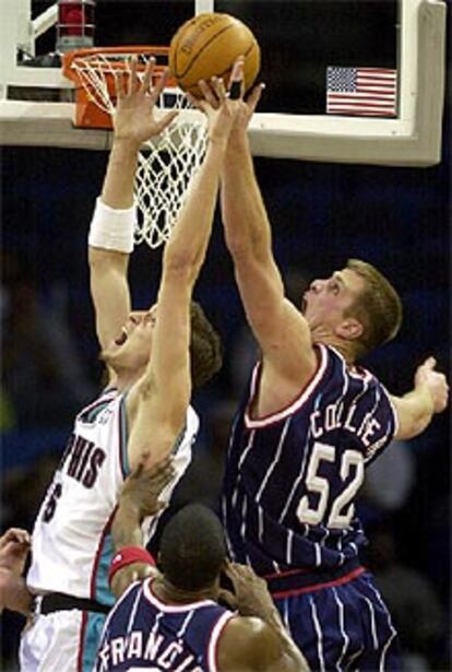 Pau Gasol pugna por un rebote con Jason Collier en un momento del partido.