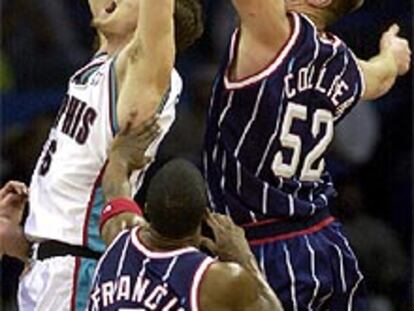 Pau Gasol pugna por un rebote con Jason Collier en un momento del partido.