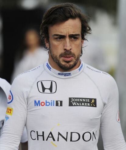 Fernando Alonso se dirige al box de su equipo después de abandonar la carrera.