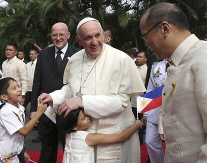 Una niña abraza al papa Francisco después de una ceremonia de bienvenida en el Palacio de Malacañán, residencia oficial del presidente de Filipinas, en Manila.