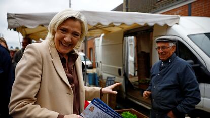Marine Le Pen hace campaña en un mercado en Henin-Beaumont, en el norte de Francia, el pasado día 14.