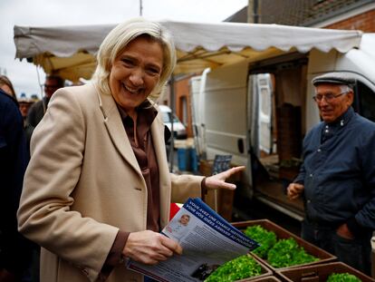 Marine Le Pen hace campaña en un mercado en Henin-Beaumont, en el norte de Francia, el pasado día 14.