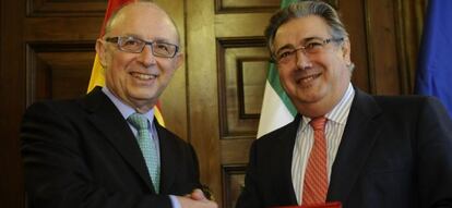 El ministro de Hacienda y Administraciones Públicas, Cristóbal Montoro, junto al alcalde de Sevilla, Juan Ignacio Zoido, tras firmar la constitución del Consorcio para la Zona Franca de Sevilla.