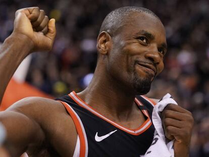 Ibaka celebra el triunfo de Toronto ante Indiana.