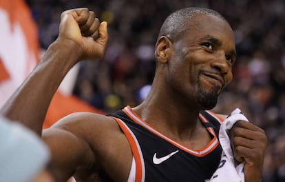 Ibaka celebra el triunfo de Toronto ante Indiana.