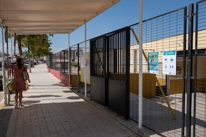 Entrada del colegio Clara Campoamor de Bormujos (Sevilla), este jueves.