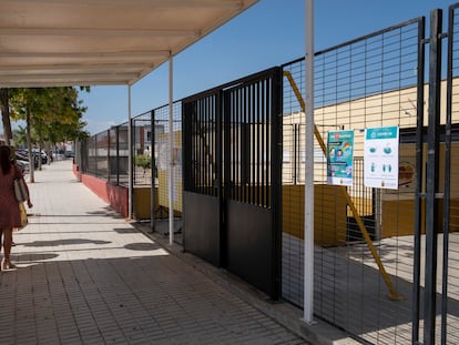 Entrada del colegio Clara Campoamor de Bormujos (Sevilla), este jueves.