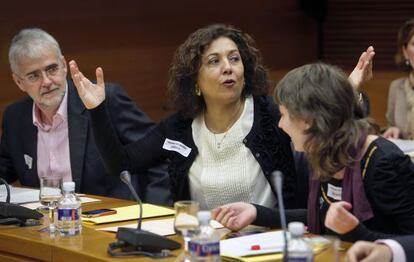 Francesc Signes, Carmen Ninet y Marina Albiol solicitaron con pegatinas la dimisión de la delegada del Gobierno.