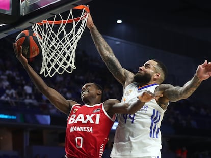 El base senegalés de Baxi Manresa, Brancou Badio (i), intenta encestar ante el alero sueco del Real Madrid, Jeff Taylor, durante el primer encuentro de cuartos de final de la Liga Endesa disputado este miércoles en el Wizink Center.