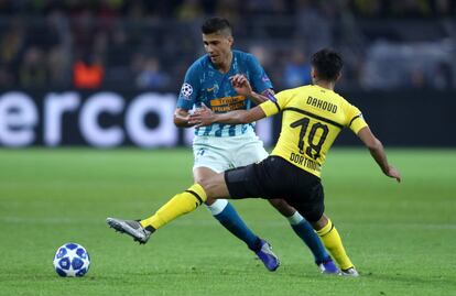 El jugador del Atlético de Madrid, Rodrigo, regatea a Mahmoud Dahoud, del Borussia, en una acción del encuentro.